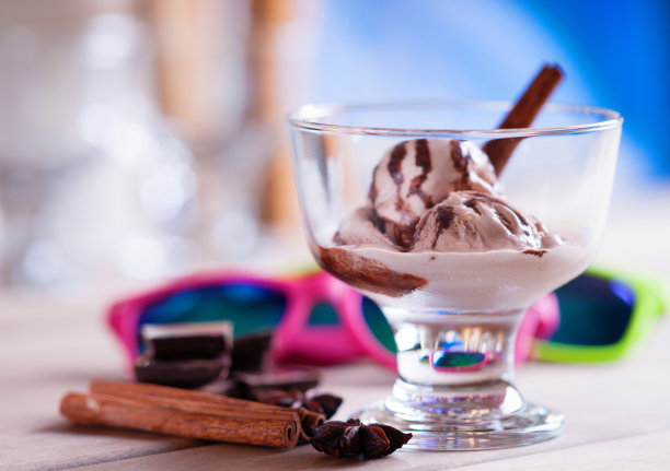 白色背景上的经典巧克力冰淇淋
