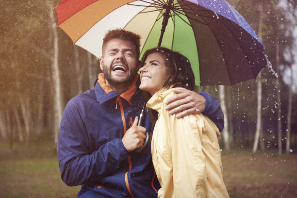 在雨中拥抱的情侣