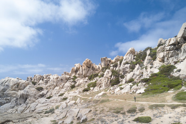 天空云层藏山峰