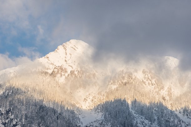 天空云层藏山峰