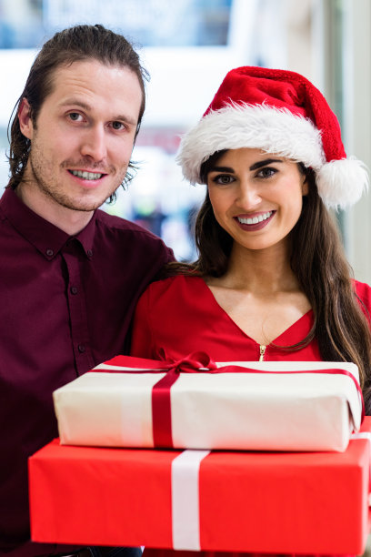 微笑的两个女人拿着圣诞礼物盒