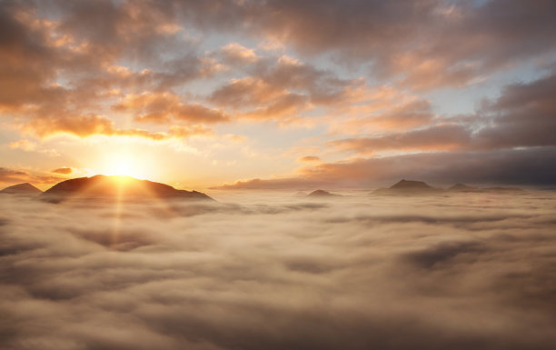 夕阳下的大山风景