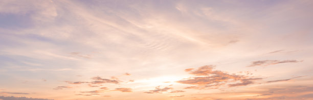 夕阳在云层中