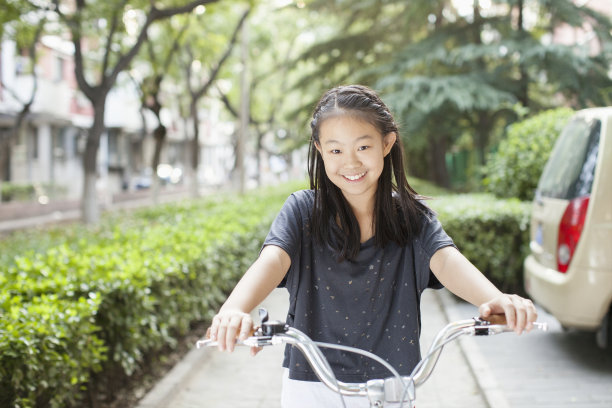 骑自行车的小女孩