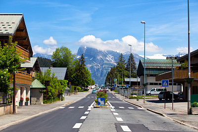 小山村在法国阿尔卑斯山脉的道路上，霞慕尼