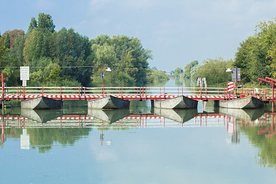 湖边浮桥