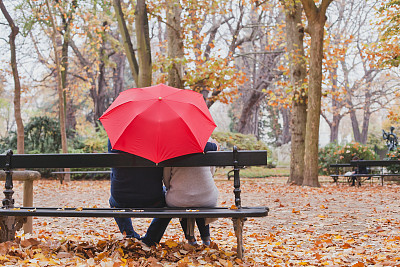 雨中背影