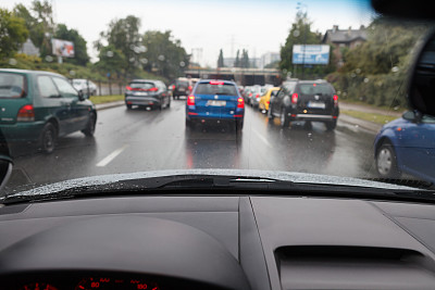 雨中堵车