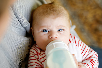 宝宝喝奶