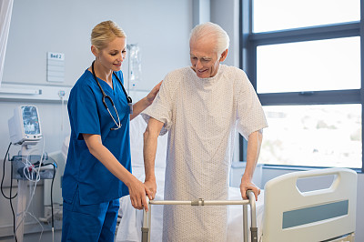 护士帮助老年人走路