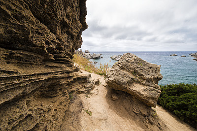 天空云层藏山峰