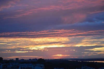 红色底纹城市剪影背景图