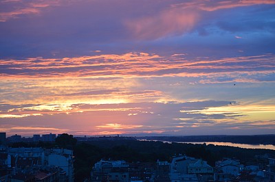 红色底纹城市剪影背景图