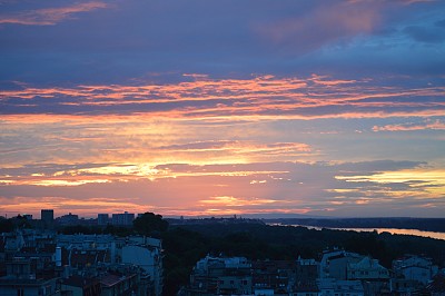 红色底纹城市剪影背景图