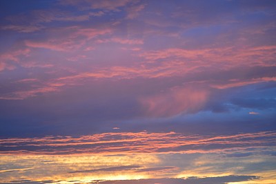 红色底纹城市剪影背景图