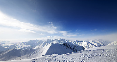 雪山山顶积雪