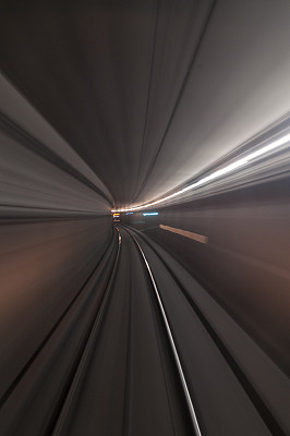 高速列车冲出隧道瞬间