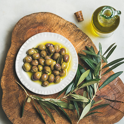 木桌上的腌橄榄和橄榄油