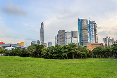 大气草地上建筑