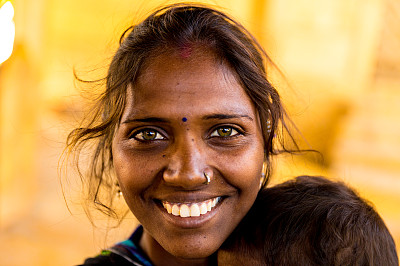 农村微笑妇女的肖像