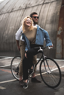 骑着自行车的一对情侣