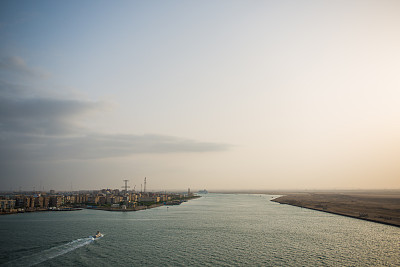 埃及蓝天白云苏伊士运河