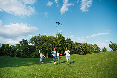 草地上放风筝的孩子