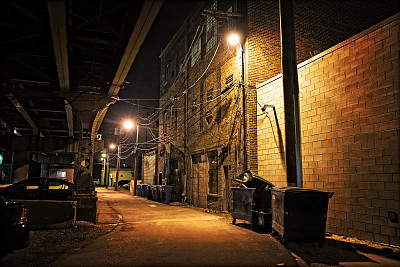 夜色下的工厂厂房
