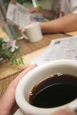 黑咖啡和报纸特写