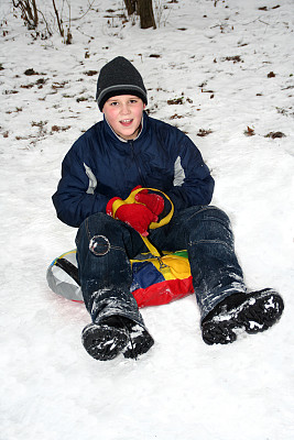 雪地冬季玩耍儿童男孩情侣
