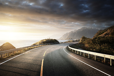 山峰公路日落风景