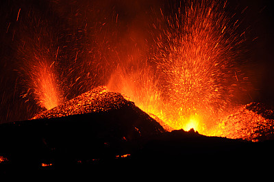火山爆发岩浆