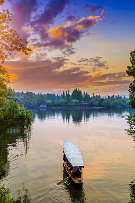 夕阳下的大山风景