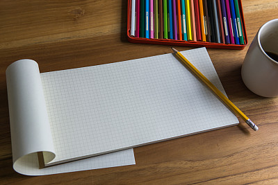 彩色铅笔和记事本