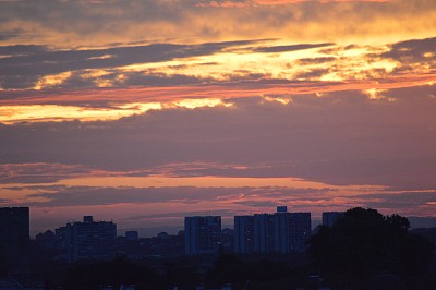 红色底纹城市剪影背景图