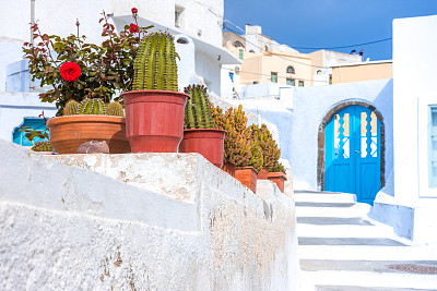 希腊小岛上的彩色村庄