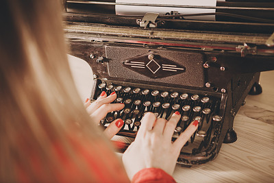 年轻女子用打字机