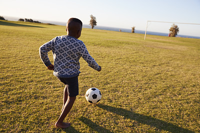 儿童踢足球 运动场 锻炼身体
