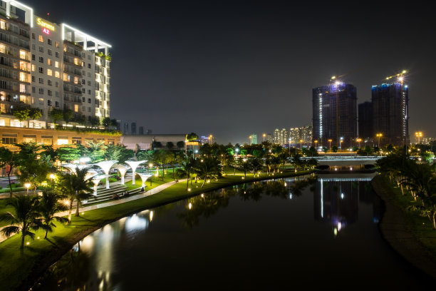 繁华城市水岸夜景