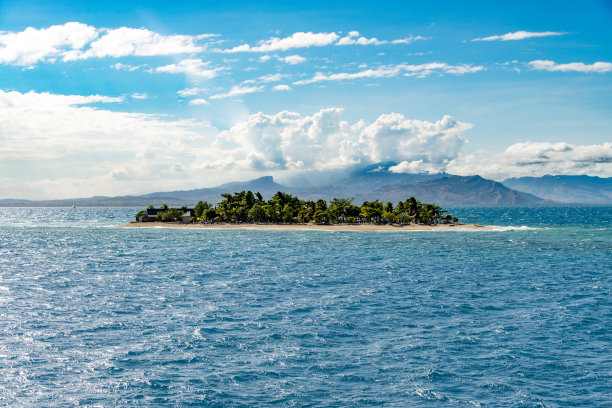 清澈的海水和一个热带岛屿