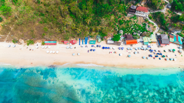 航拍大海礁石和海浪风景