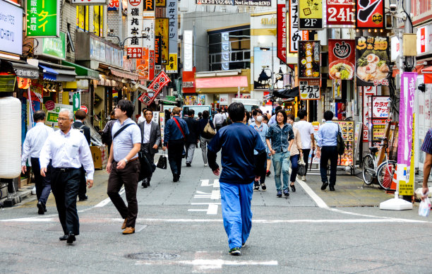 日本街道上的行人