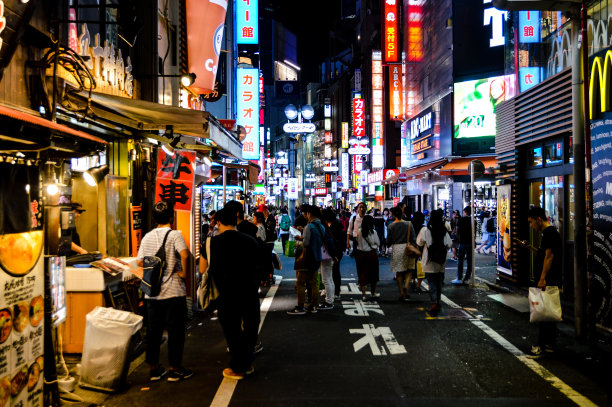 日本街道上的行人