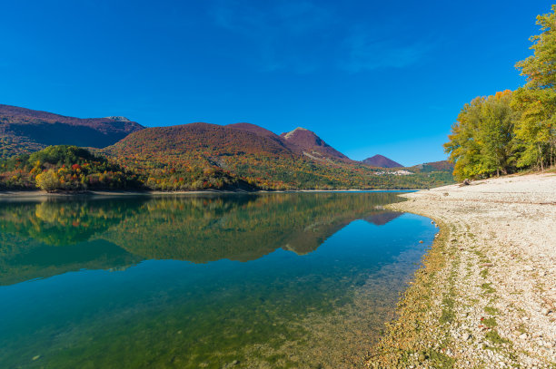 山峰湖水河流小溪鹿