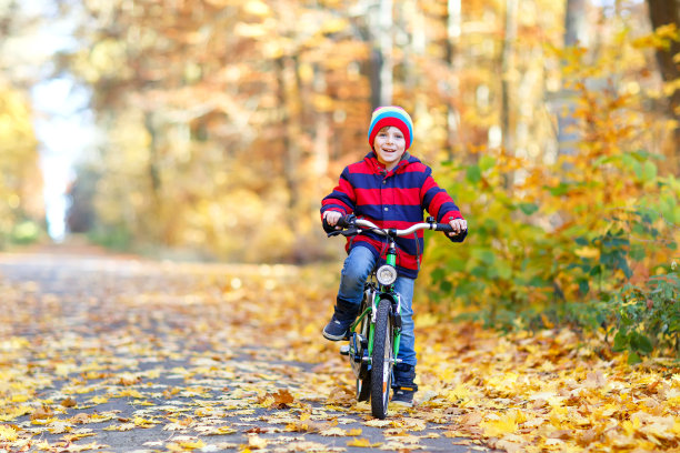 仅一名男孩,儿童,骑自行车