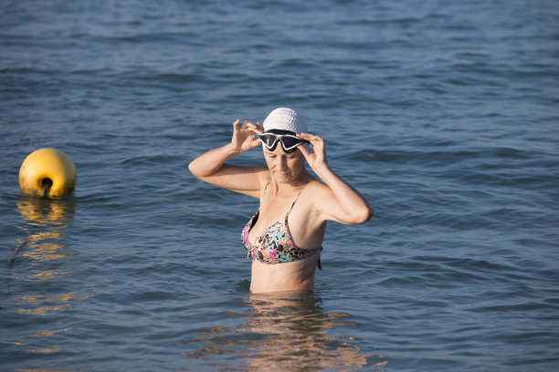 海滩 女子 游泳 图片