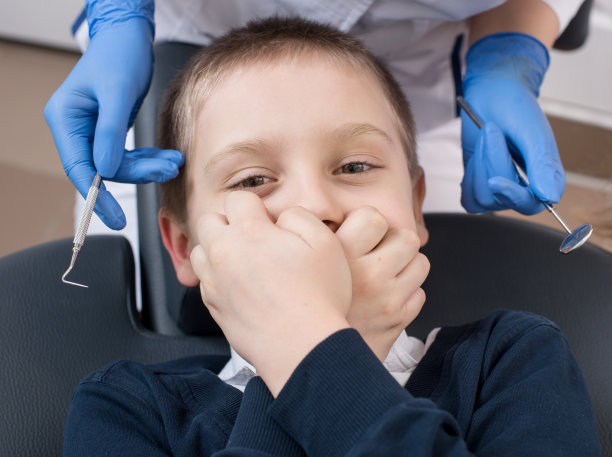 牙医检查男孩的牙齿
