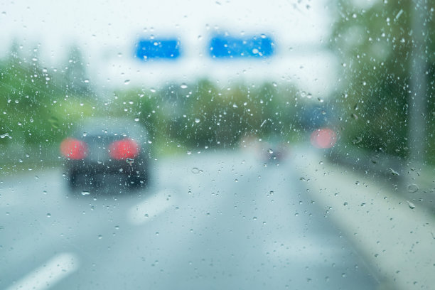 雨中堵车