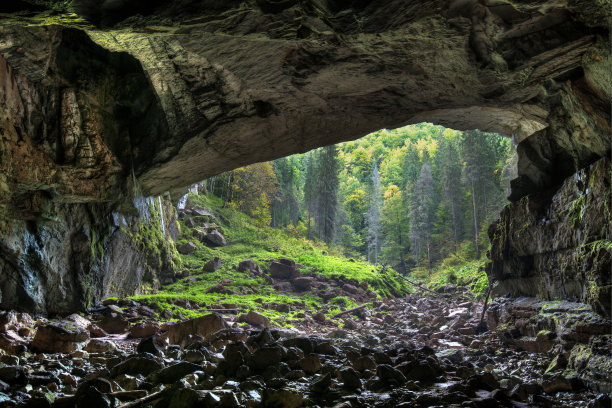 山岭洞窟