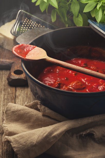 木勺上的红色番茄